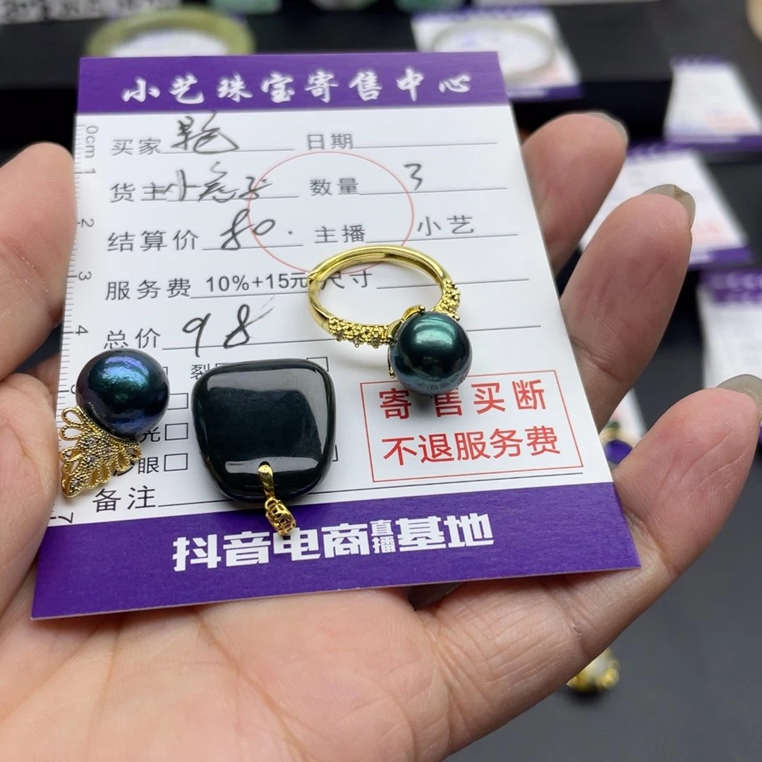 和田玉（糖玉）颈饰18K金镶嵌看****兔吊坠