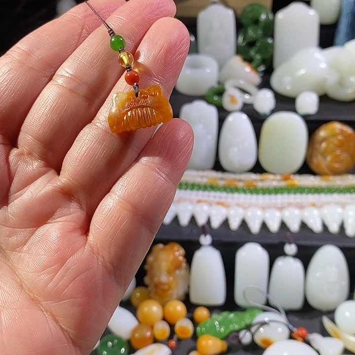 和田玉颈饰未镶嵌动**人