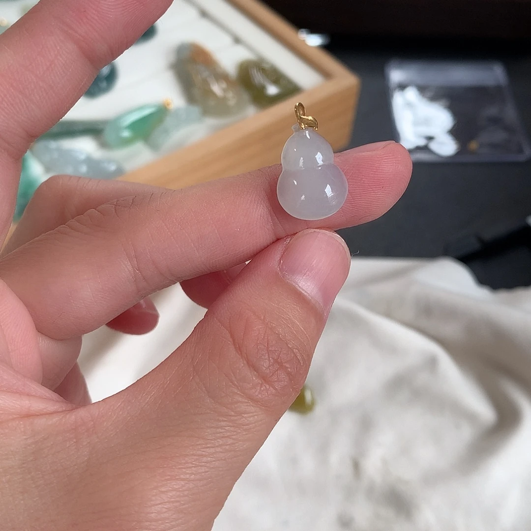 翡翠18K金镶嵌颈饰葫芦