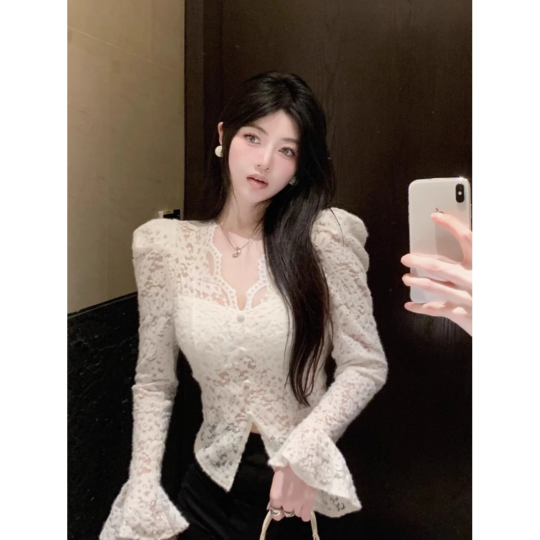 2026时尚法式开叉泡泡袖v领蕾丝打底衫女秋季镂空小衫喇叭袖纯时