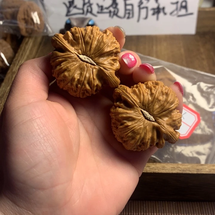 文玩核桃吊坠天****?白狮