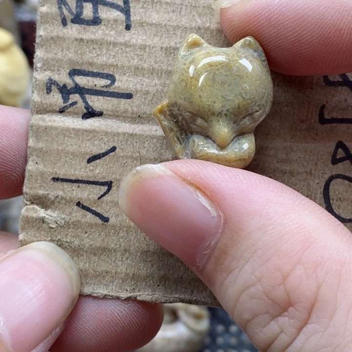 颈饰未镶嵌硅化珊瑚（珊瑚玉）龙**人