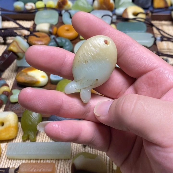 蛇纹石玉未镶嵌颈饰