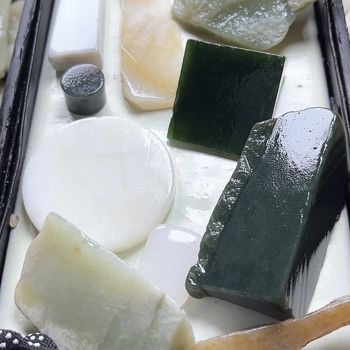 和田玉（糖玉）和田玉边角料9K金镶嵌了*