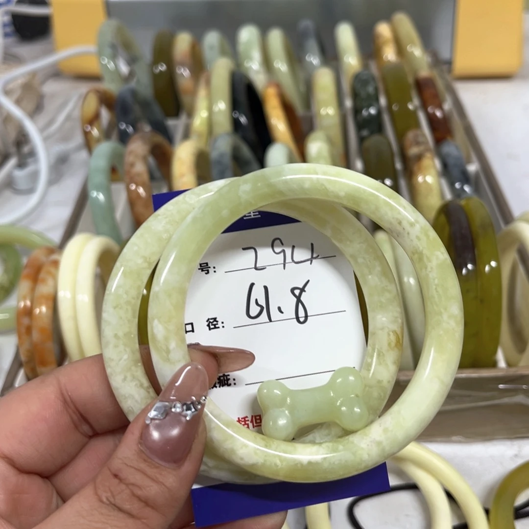 蛇纹石玉手镯未镶嵌大**?