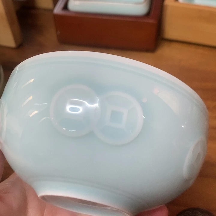 青瓷口径11.5铜钱浮雕饭碗2个