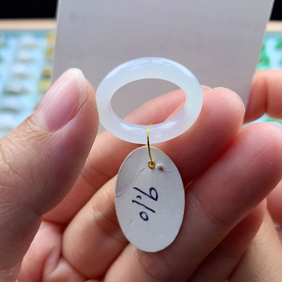 翡翠戒指未镶嵌丫****?10圈