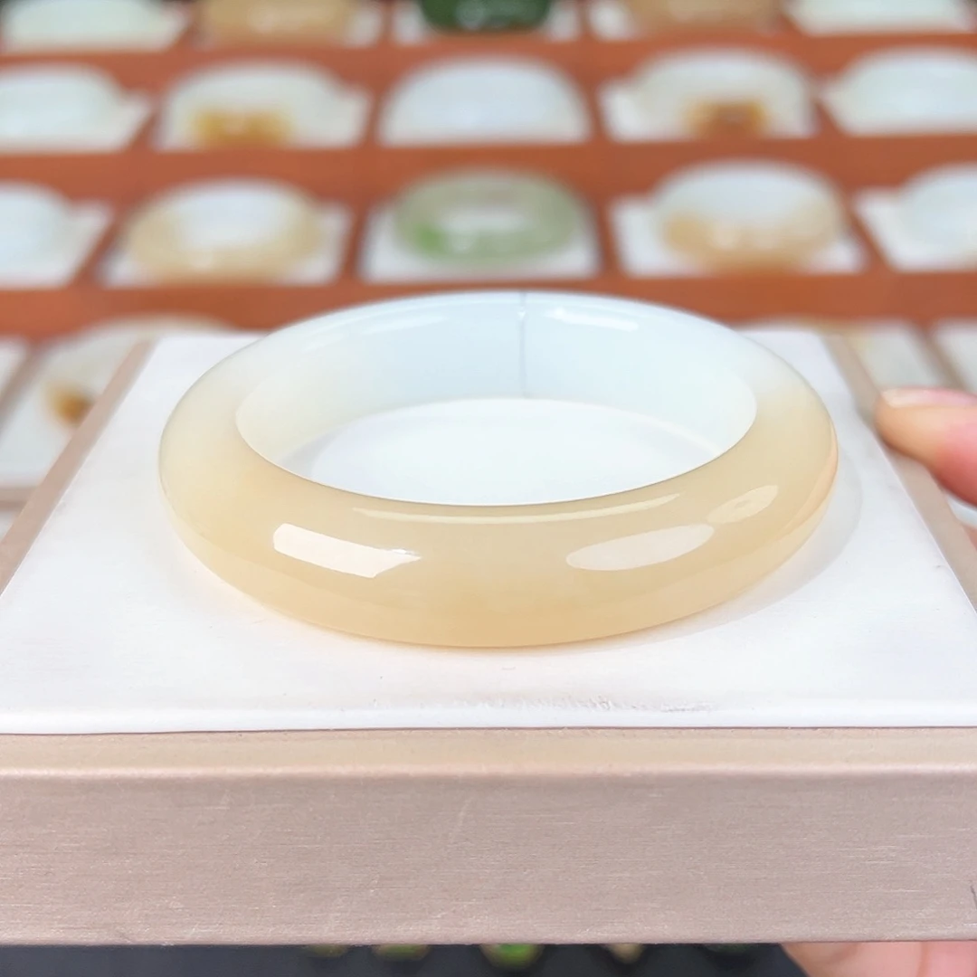 和田玉手镯未镶嵌和田玉糖白手镯