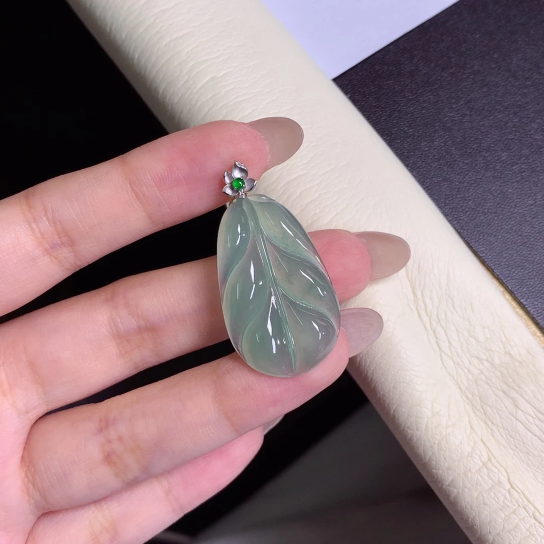 颈饰18K金镶嵌翡翠一**过叶子