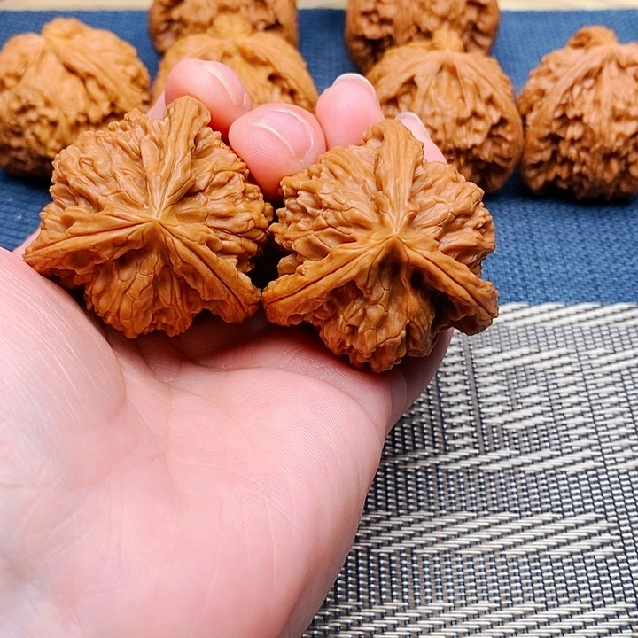 阿***健文玩核桃吊坠三棱