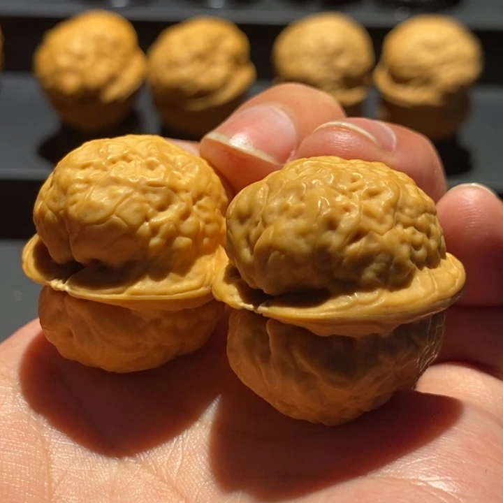 文玩核桃把件32尺小金鱼