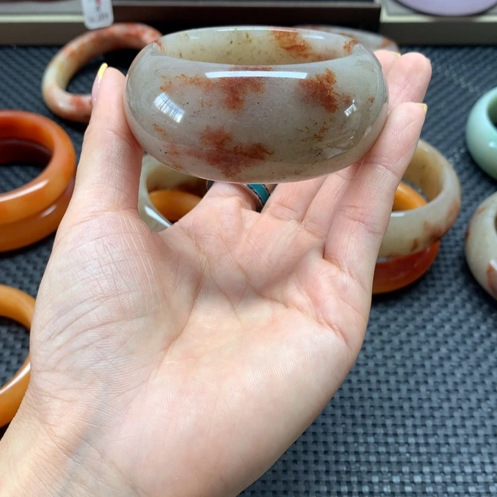 ****苗石英质玉手镯未镶嵌