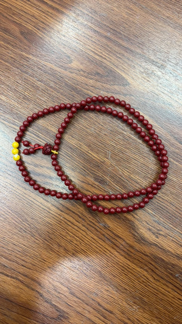 红色手链一条