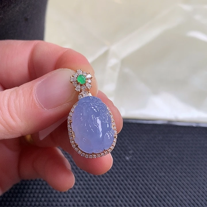 翡翠18K金镶嵌颈饰皮体