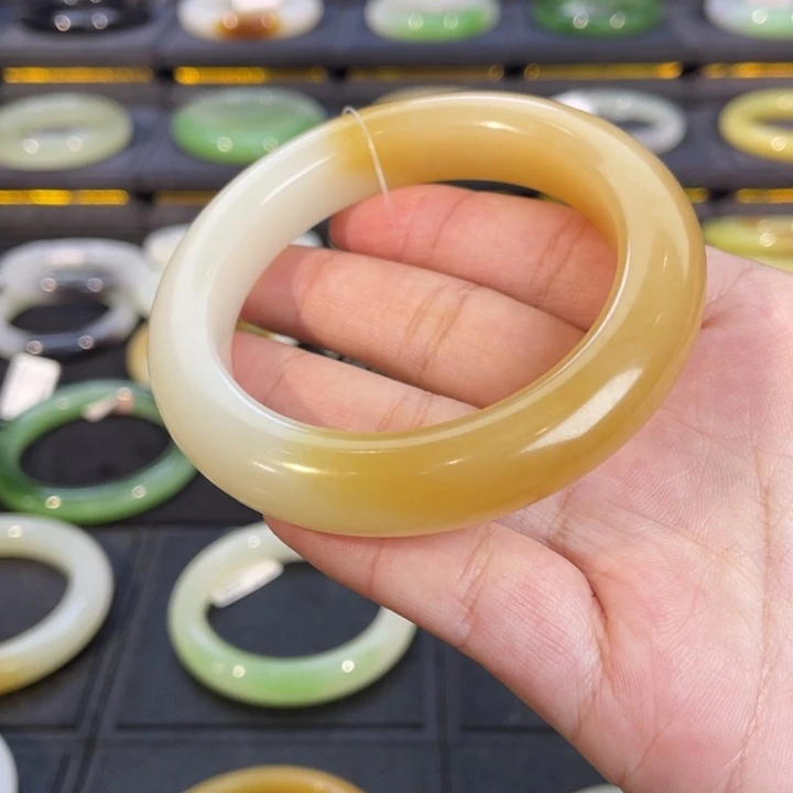 和田玉未镶嵌手镯半山水糖白