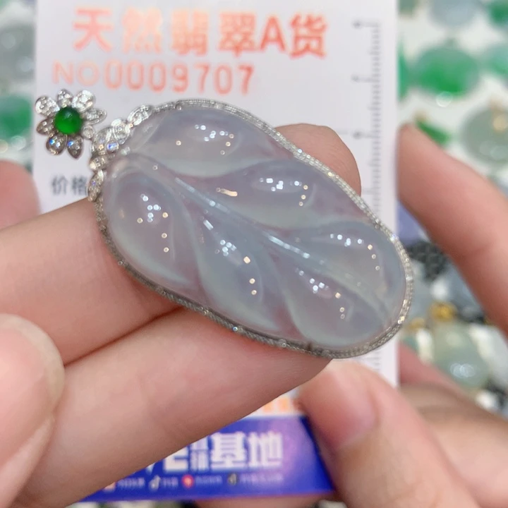 翡翠18K金镶嵌颈饰叶子