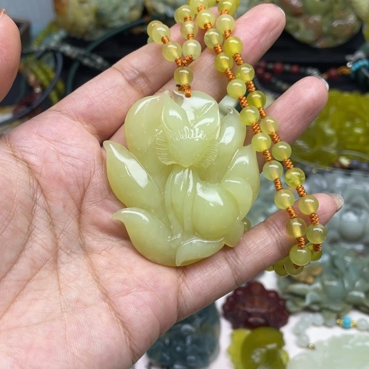 蛇纹石玉未镶嵌颈饰