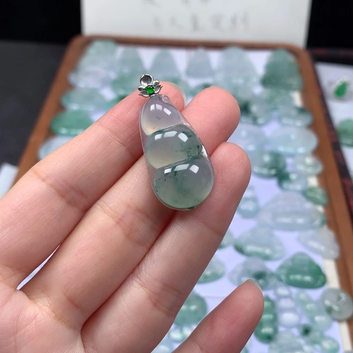 颈饰18K金镶嵌翡翠冰种飘花福豆