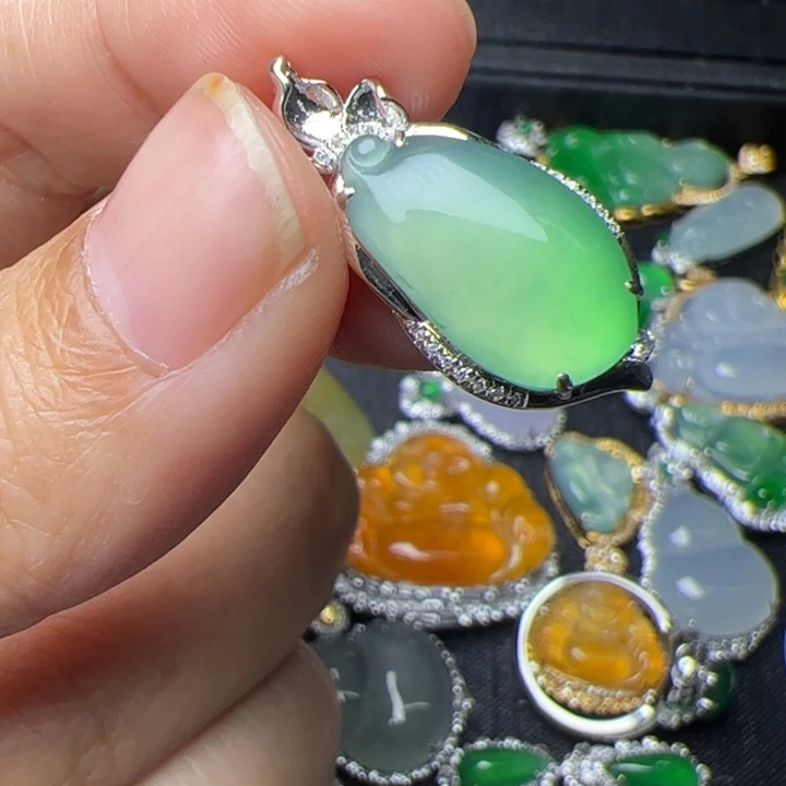 小****翡翠18K金镶嵌吊坠(不含链)