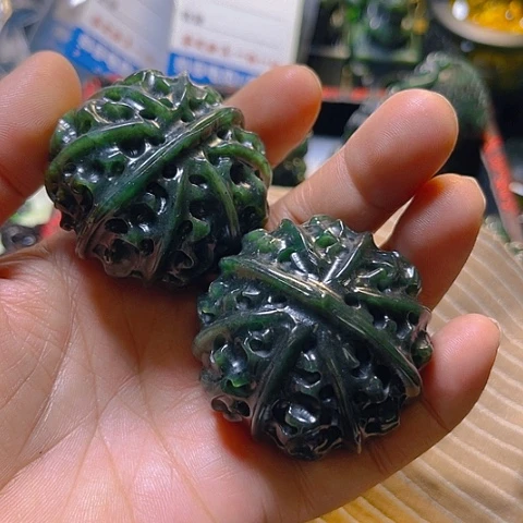 蛇纹石玉颈饰未镶嵌一****君
