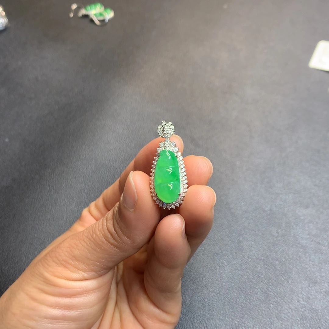 翡翠吊坠(不含链)18K金镶嵌