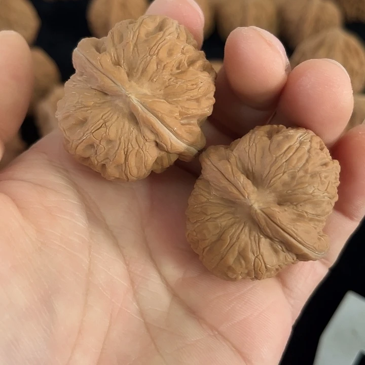 文玩核桃把件边38肚40左右瑕疵元宝，编号017