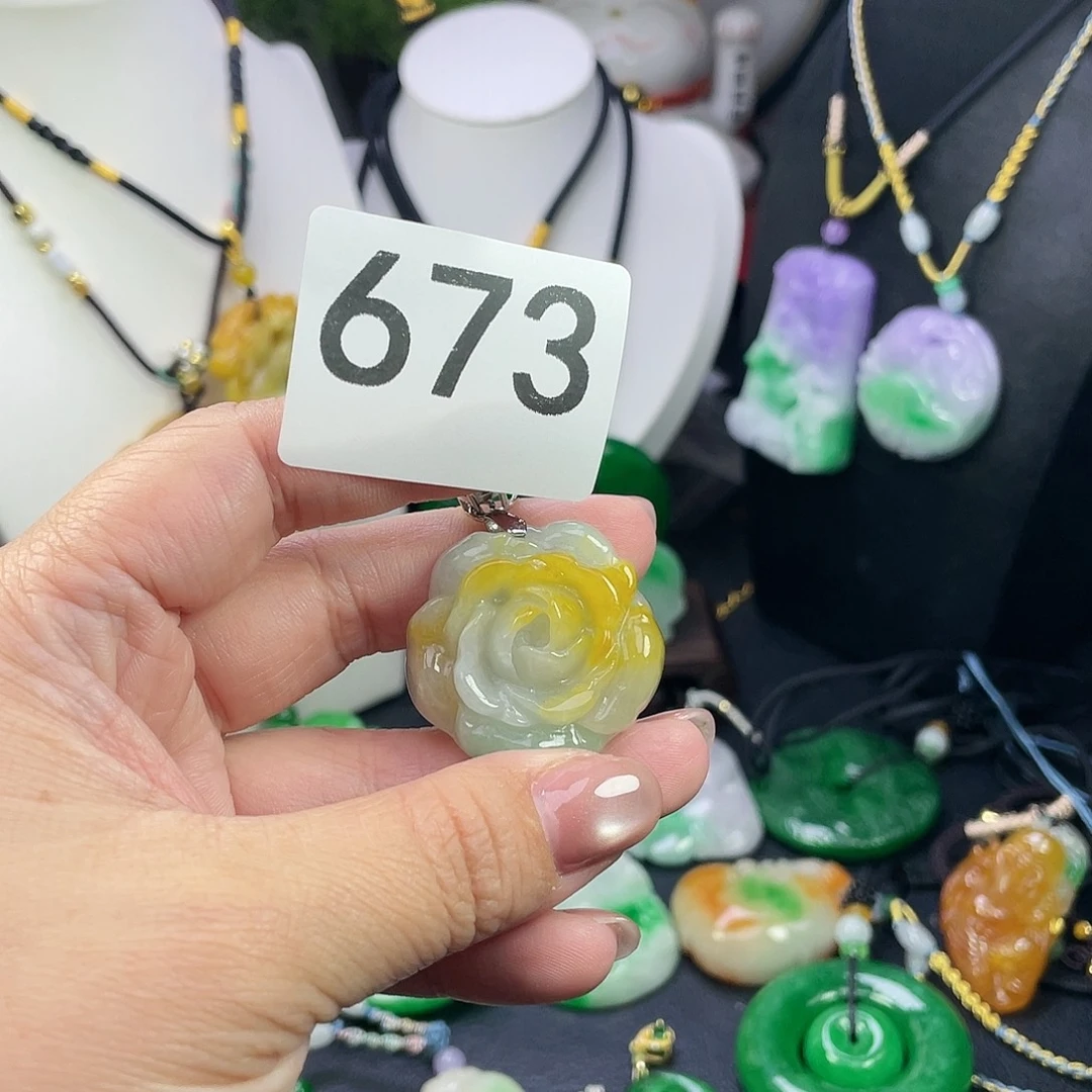 翡翠未镶嵌吊坠(赠链)