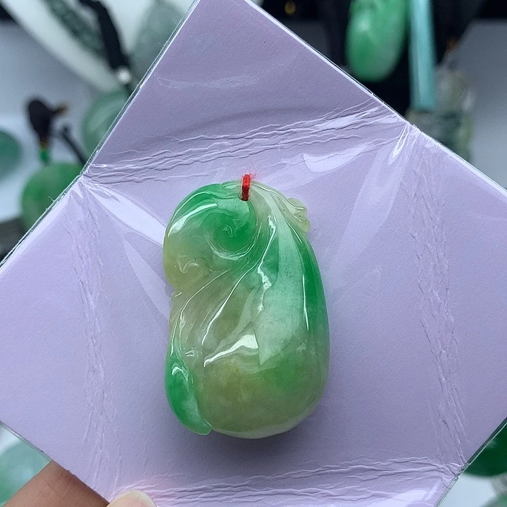 翡翠未镶嵌吊坠(赠链)