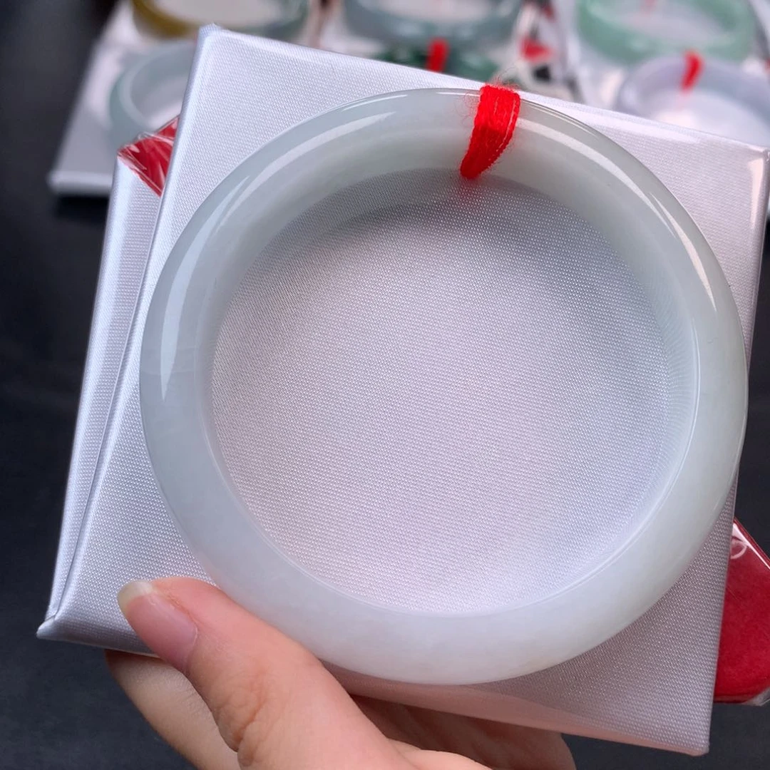 翡翠手镯未镶嵌55圈口
