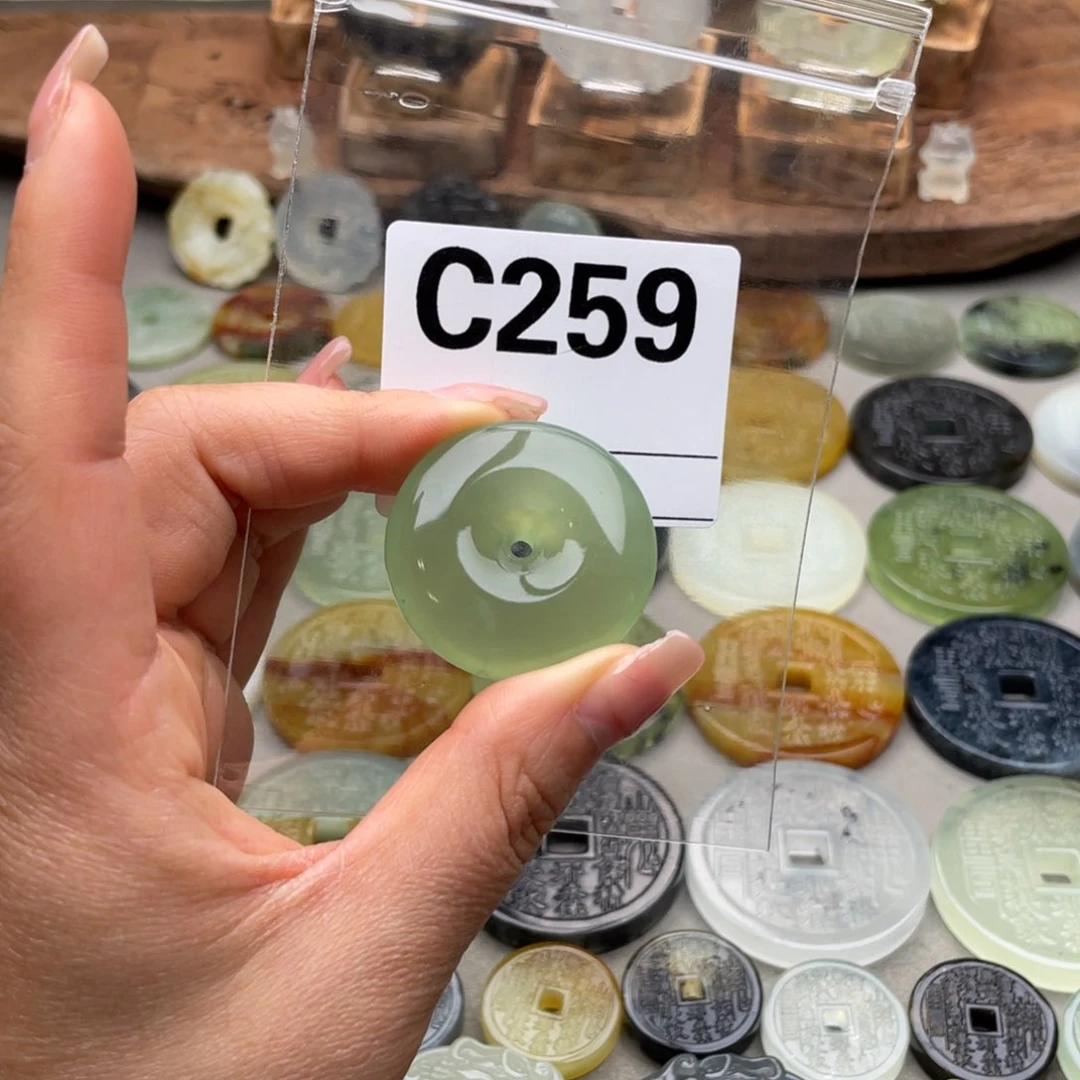 蛇纹石玉颈饰未镶嵌宋*贤