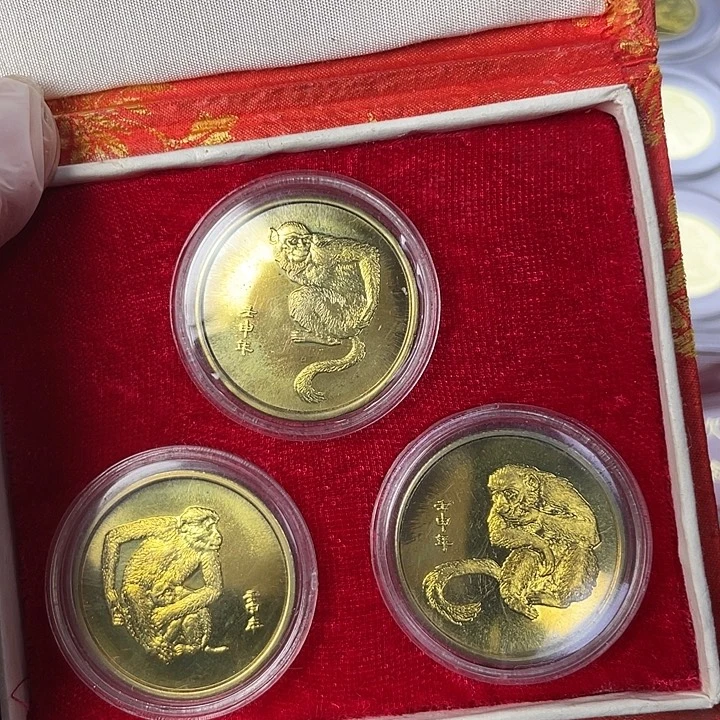 其他普通金属92年储蓄纪念章一套