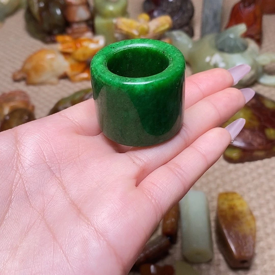 鱼***忆蛇纹石玉足铂镶嵌颈饰