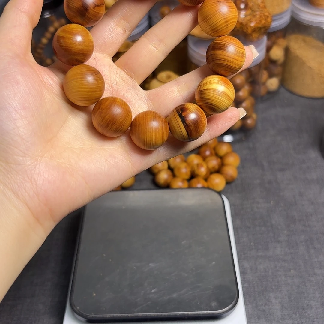 颜***某柏木（崖柏）2.0黄泥膏瑕疵手串
