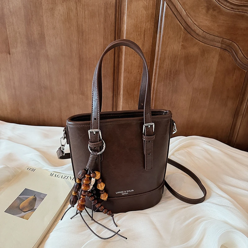 小众设计手提小包包女时尚百搭单肩斜挎包2025秋冬新款洋气水桶包