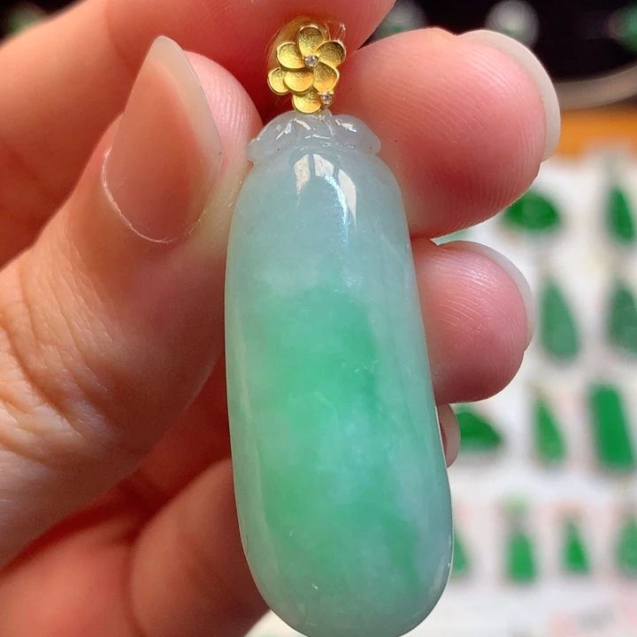 翡翠18K金镶嵌颈饰翡翠