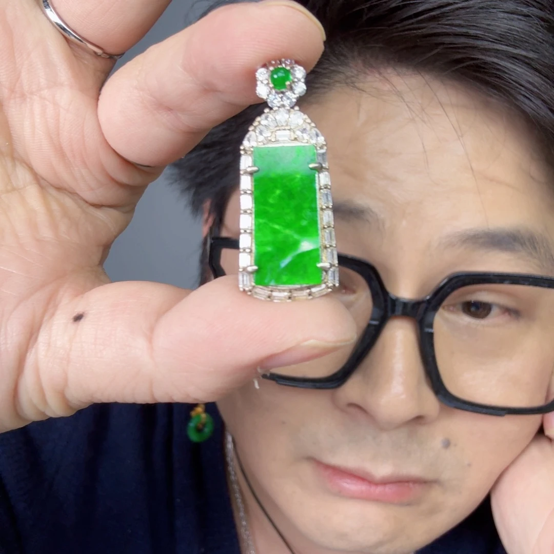 翡翠未镶嵌颈饰一件