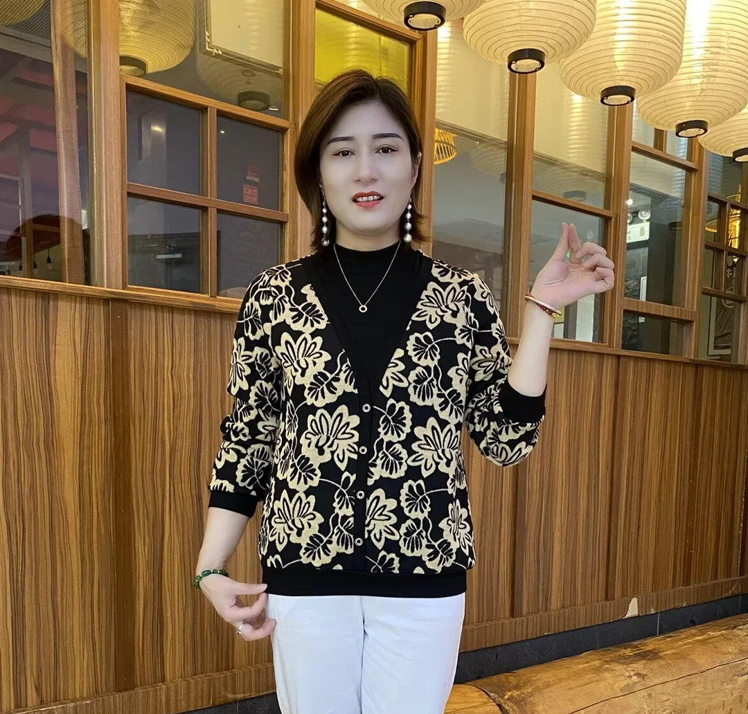 秋季假两件百搭打底衫厚款纽扣中老年女装气质花朵洋气衫