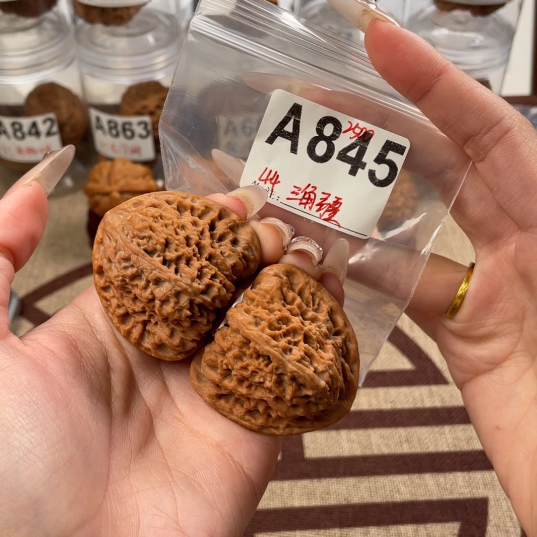 44三角疆文玩核桃