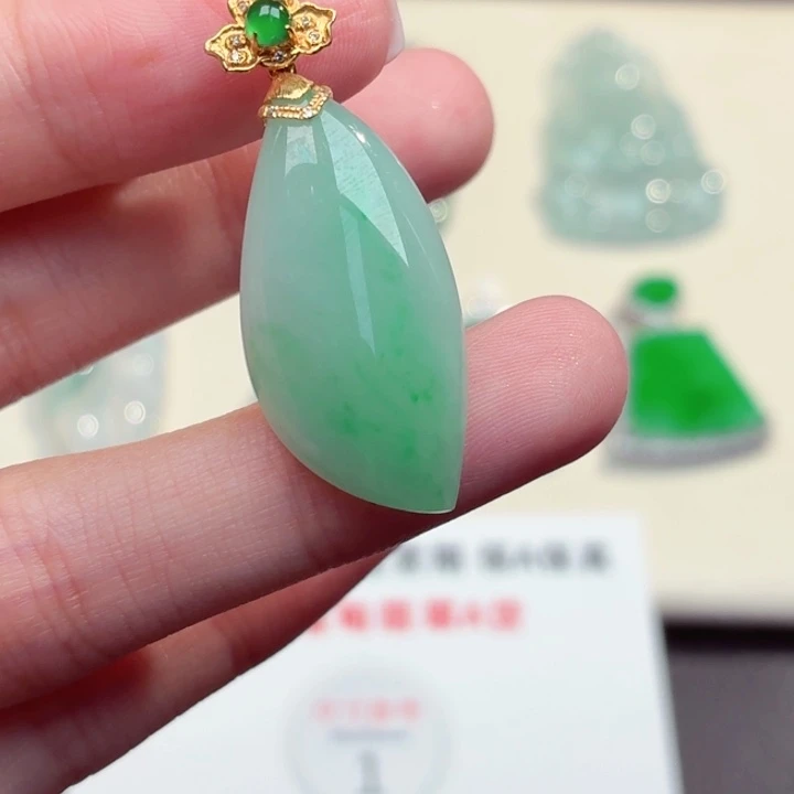 翡翠18K金镶嵌颈饰