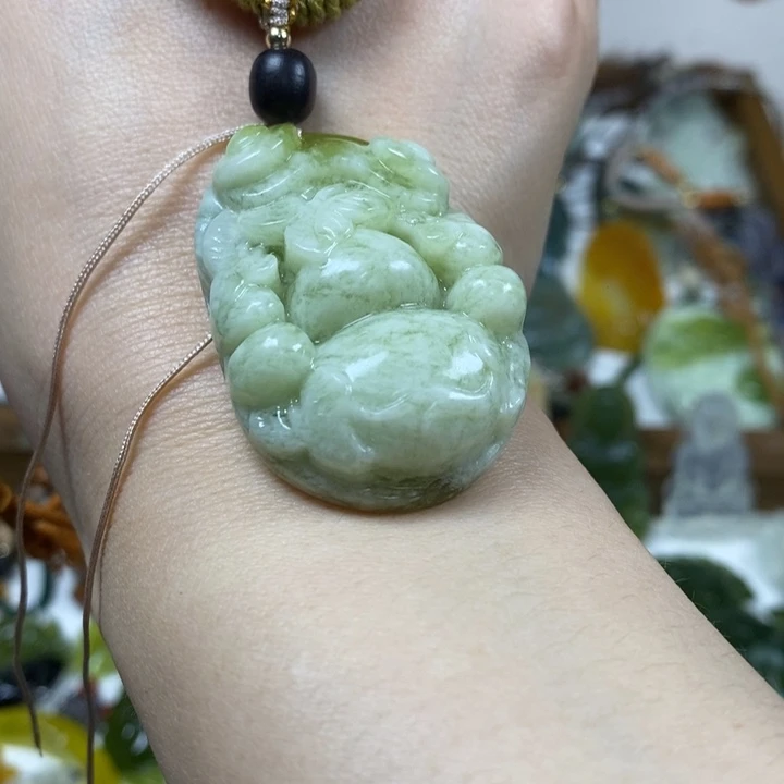 未镶嵌蛇纹石玉吊坠