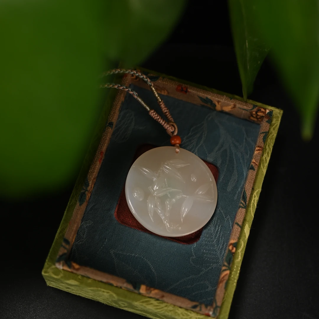 LOT8850 2511170097和田玉且末糖节节高升牌佩/保利