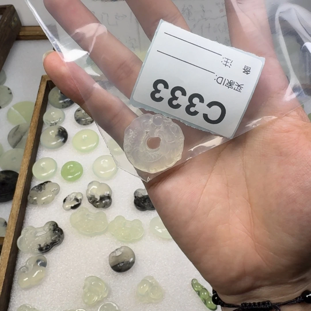 蛇纹石玉未镶嵌吊坠月*