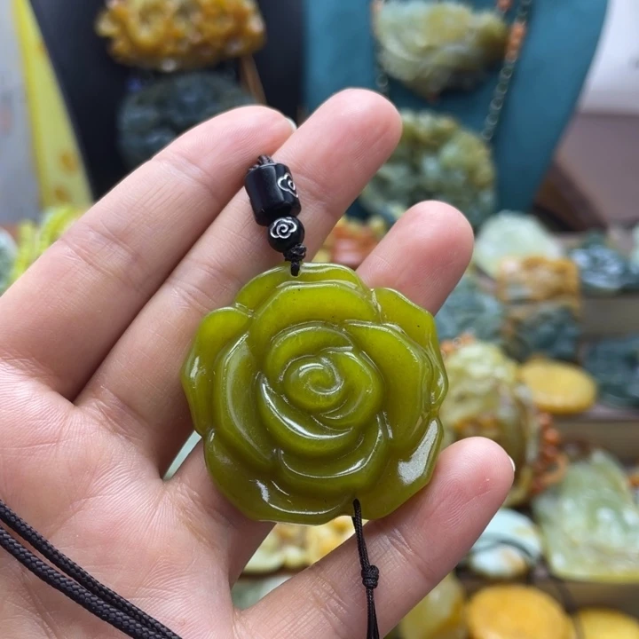 蛇纹石玉未镶嵌颈饰