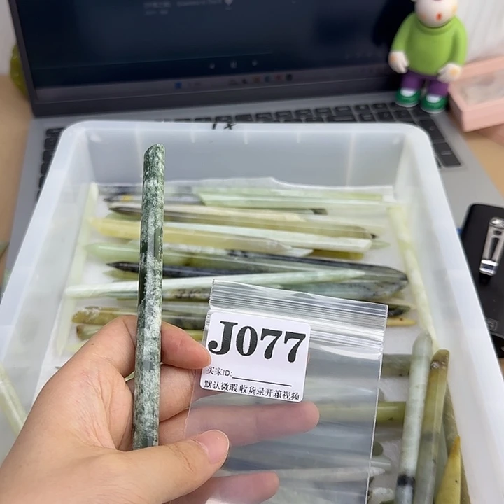 失***包蛇纹石玉未镶嵌发饰