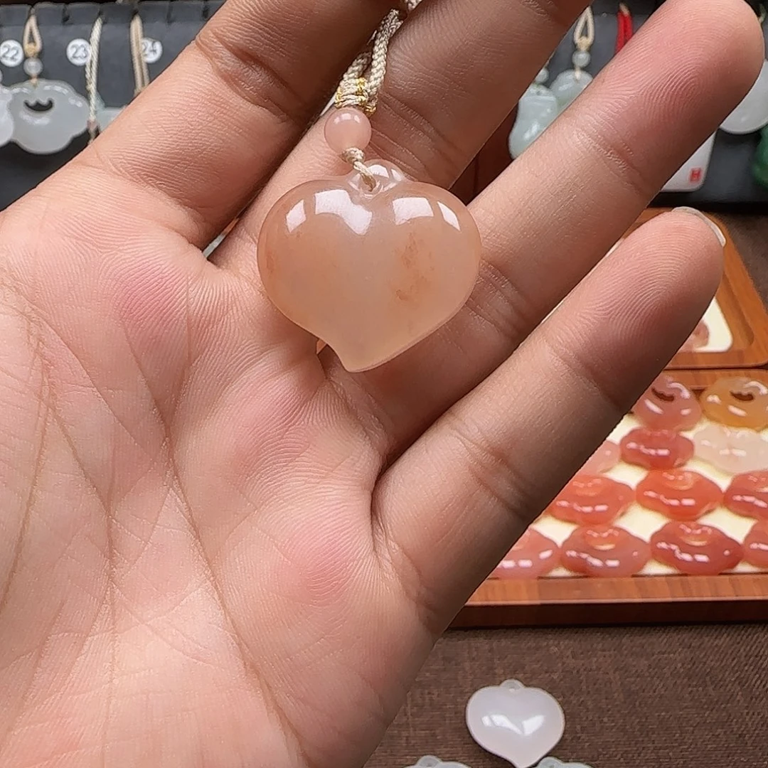 颈饰未镶嵌石英岩玉