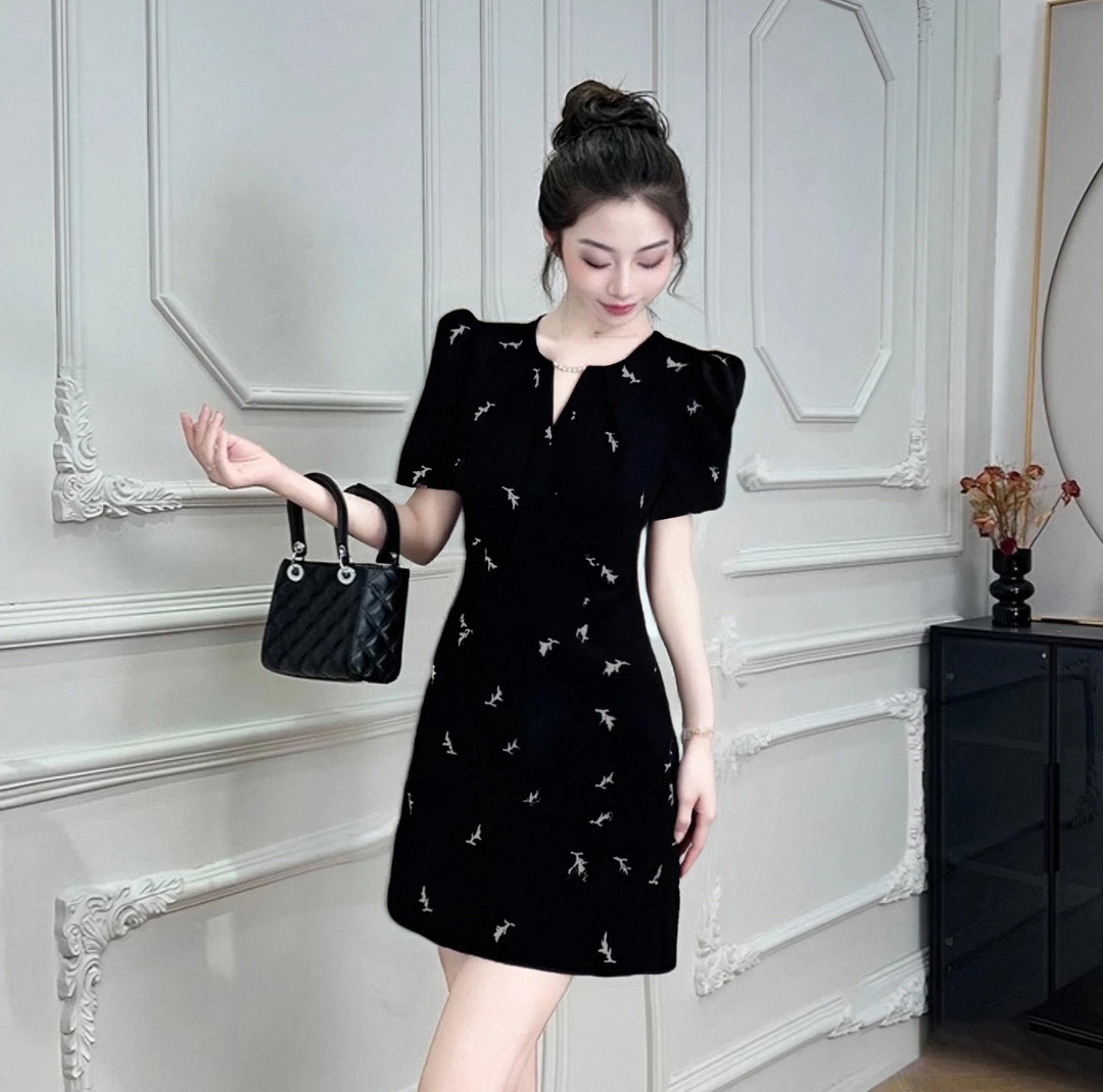 A法式赫本风短袖连衣裙女显瘦显高小个子黑色圆领a字短裙D1900
