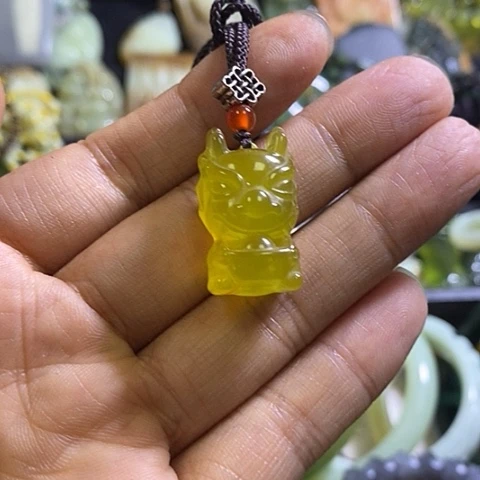 岫玉未镶嵌颈饰一个