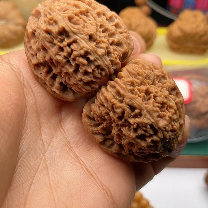 桃核把件42凹底南疆石