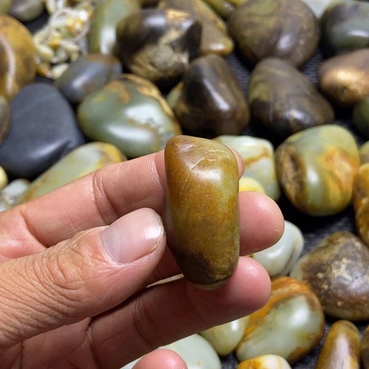 自***由未镶嵌和田玉（糖玉）珠宝奇石