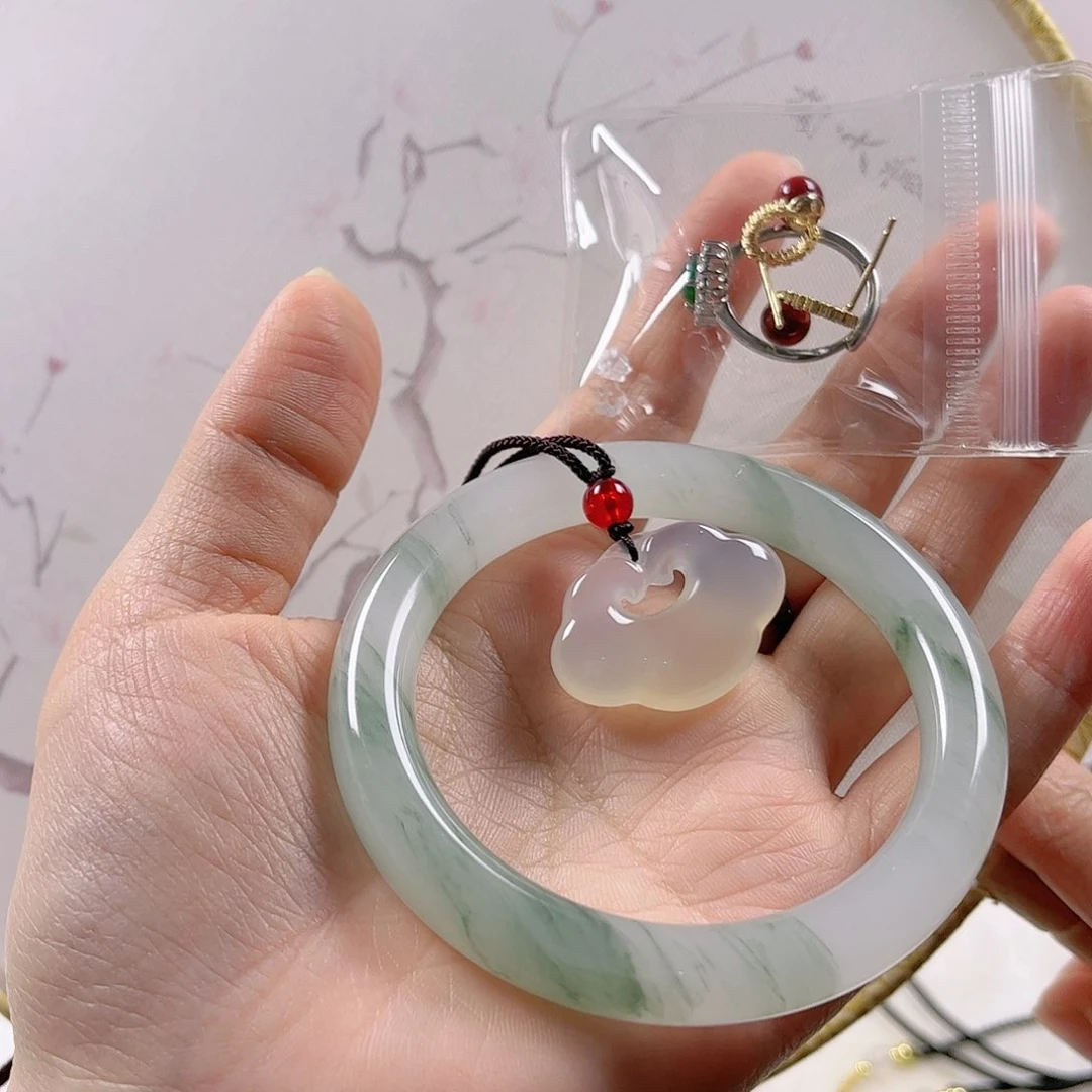 石英质玉手镯未镶嵌S**?